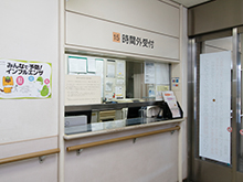 夜間救急外来受付<br />問診表をお渡しするなど、患者さんへのご案内をしています。