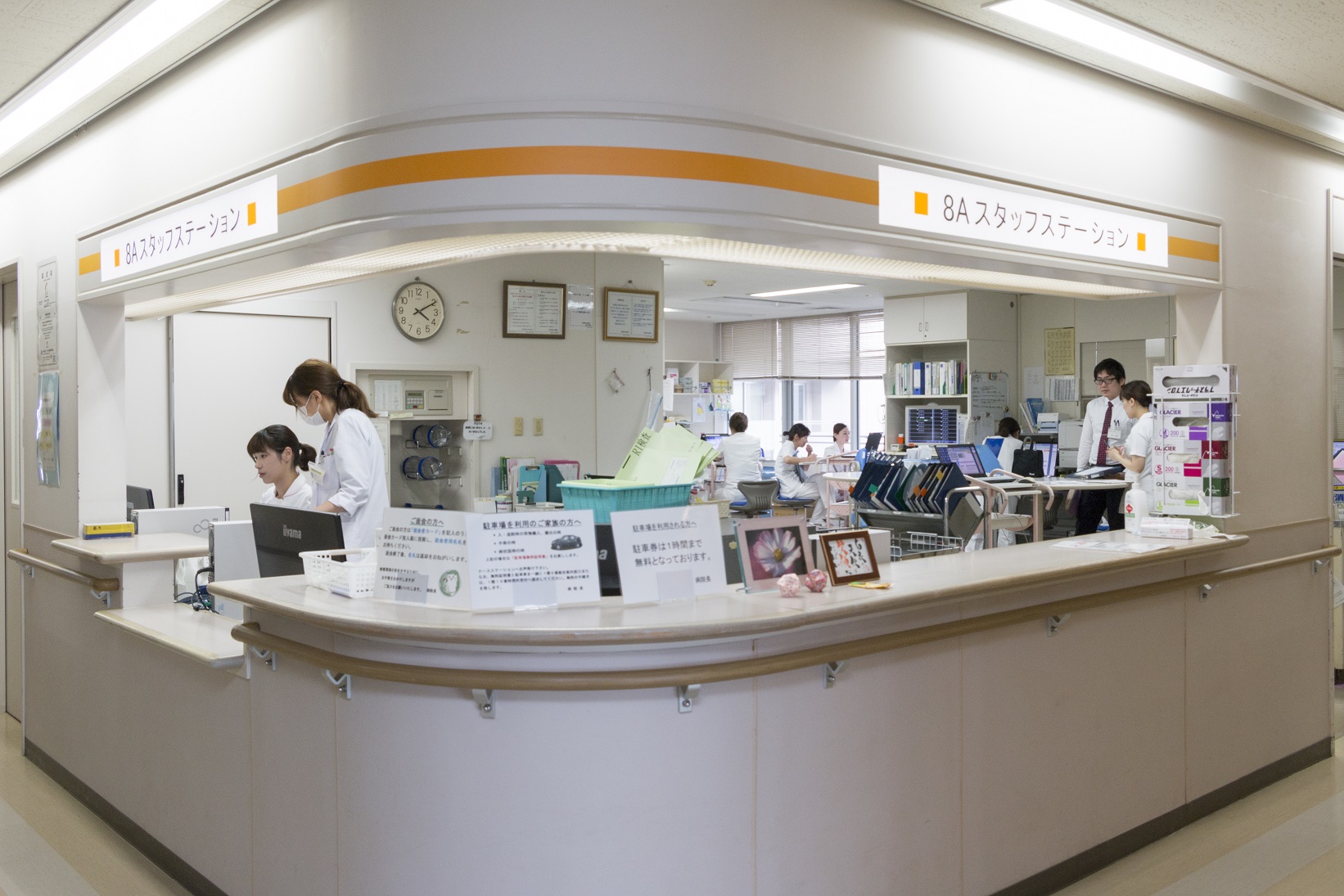 <strong>スタッフステーション</strong><br/>あたたかみのある対応ができるようオープンカウンターになっています。